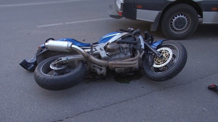  A pierdut controlul motocicletei din cauza vitezei. S-a izbit de un cap de pod