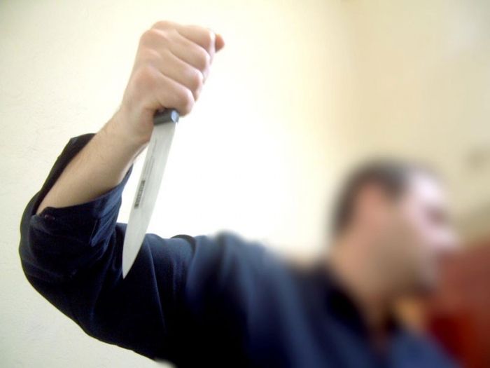 Sinucigaș transformat în criminal! L-a tăiat la gât pe concubinul mamei