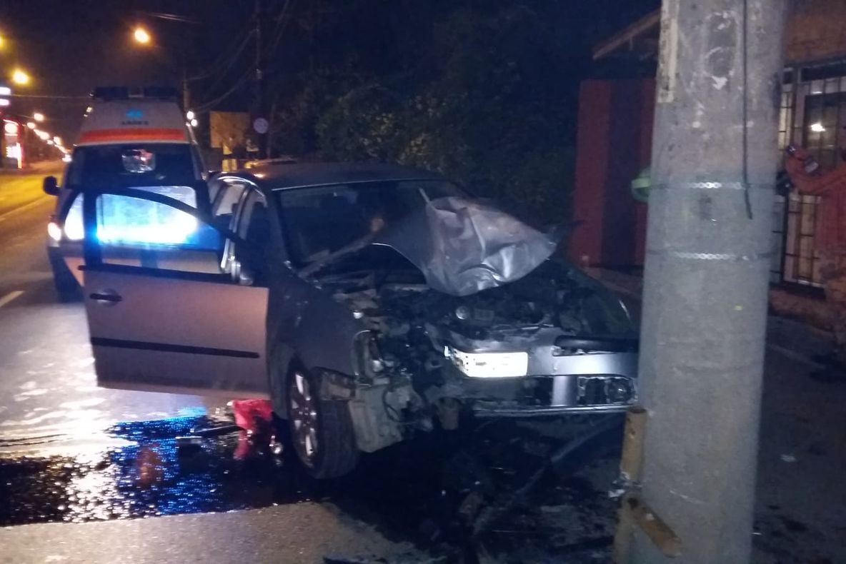 Trei răniți după ce au izbit cu mașina un stâlp. Șoferița adormise la volan