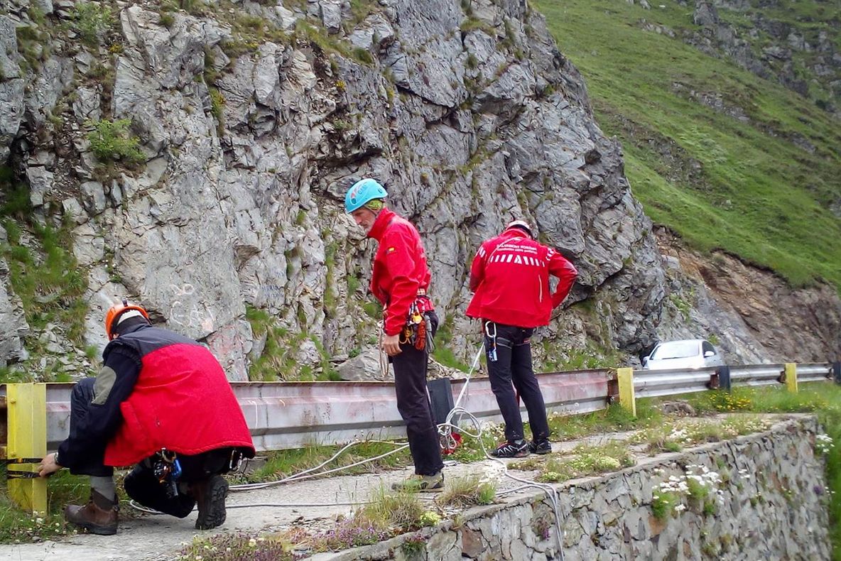 Turist epuizat coborât din munți de salvamontiști. Și-a testat limitele