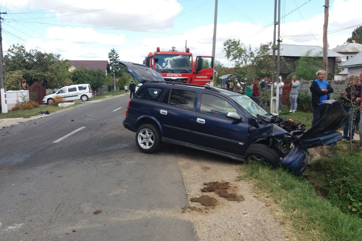 Accident cu 9 victime la Buzoeşti! Un Opel a lovit frontal un microbuz