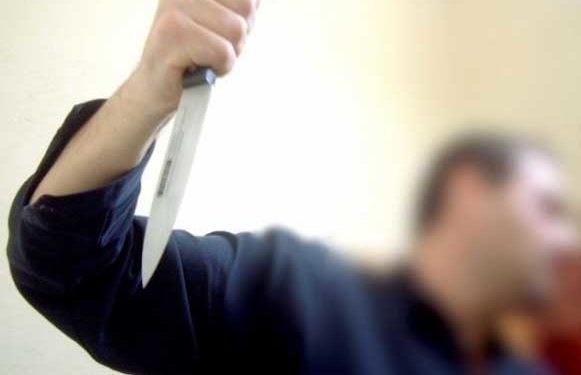 Ameninţat cu cuţitul s-a aruncat pe geam! Agresorul, în arest pentru 30 de zile.