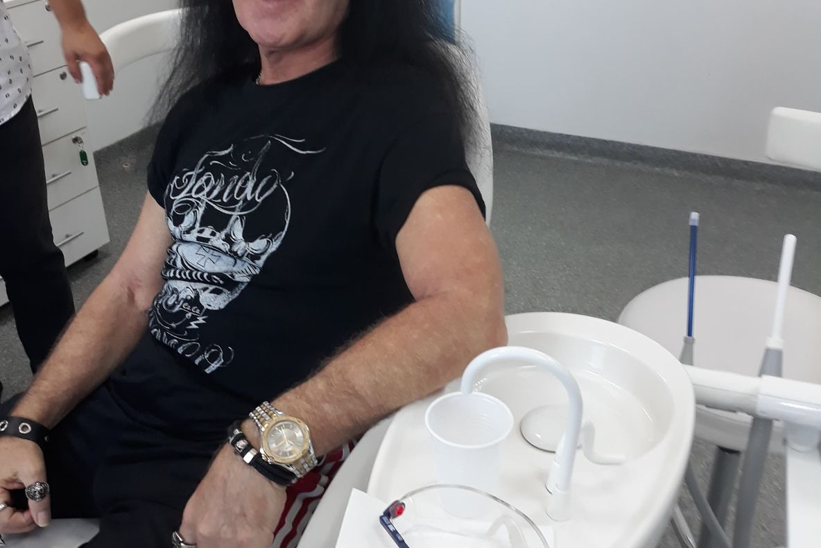 Dave Evans, solist al trupei AC/DC, şi-a făcut dantura la Piteşti!