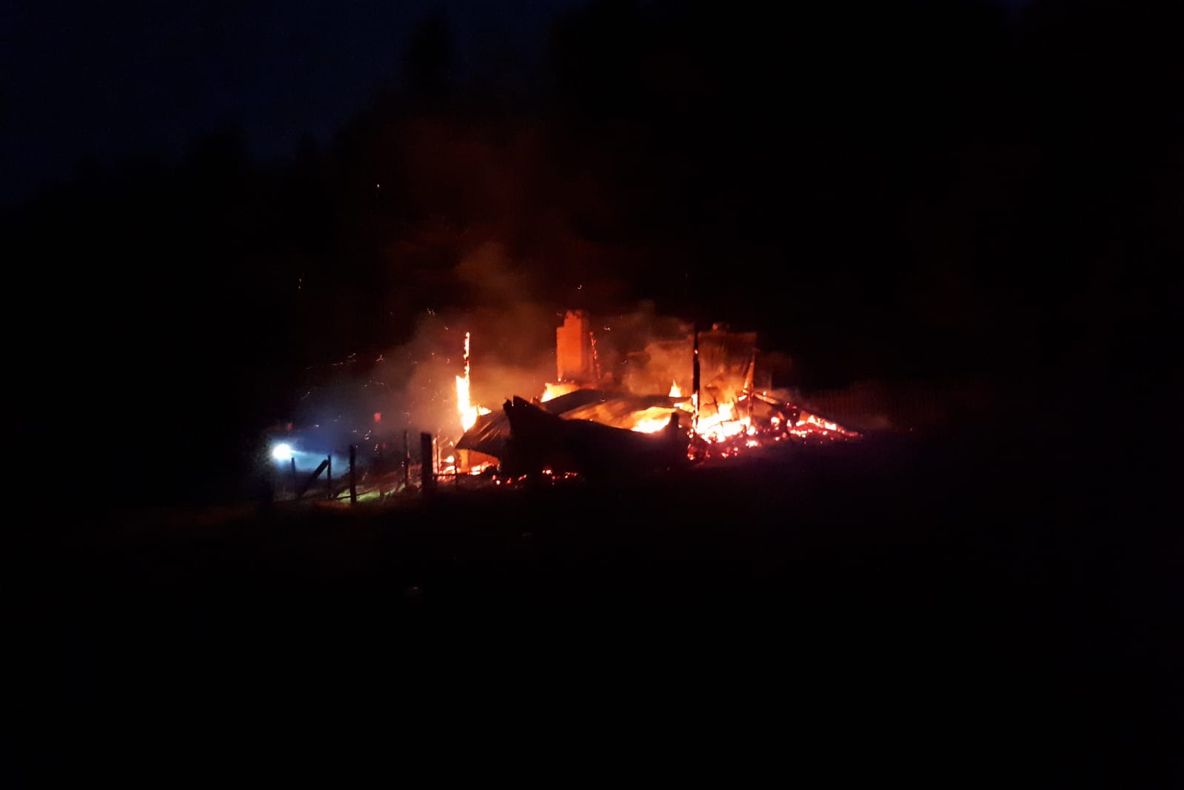 VIDEO-Incendiu la o casă de vacanță din Corbeni. Focul, provocat de coșul de fum