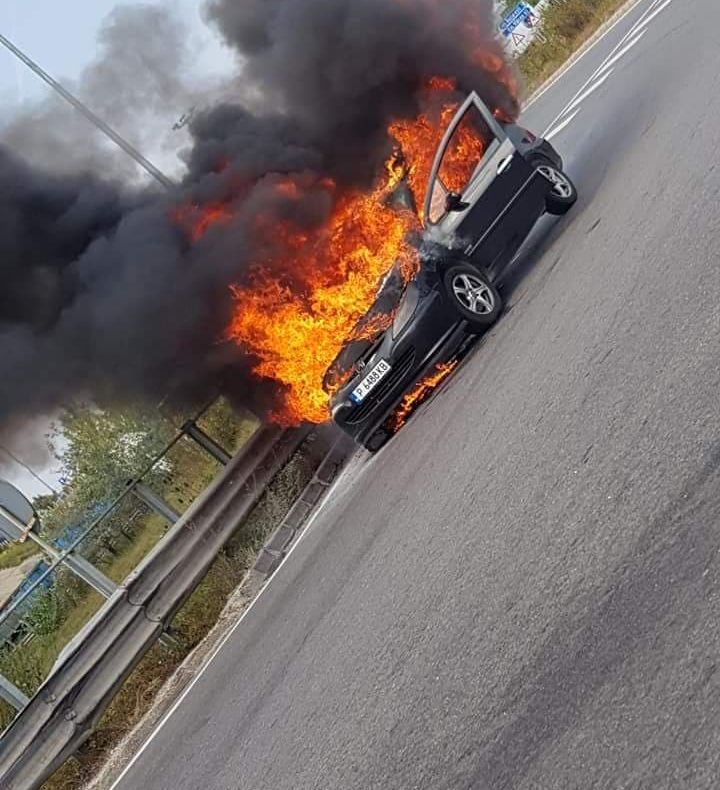 Torţă pe patru roţi la ieşirea din Piteşti! Maşina a luat foc în mers