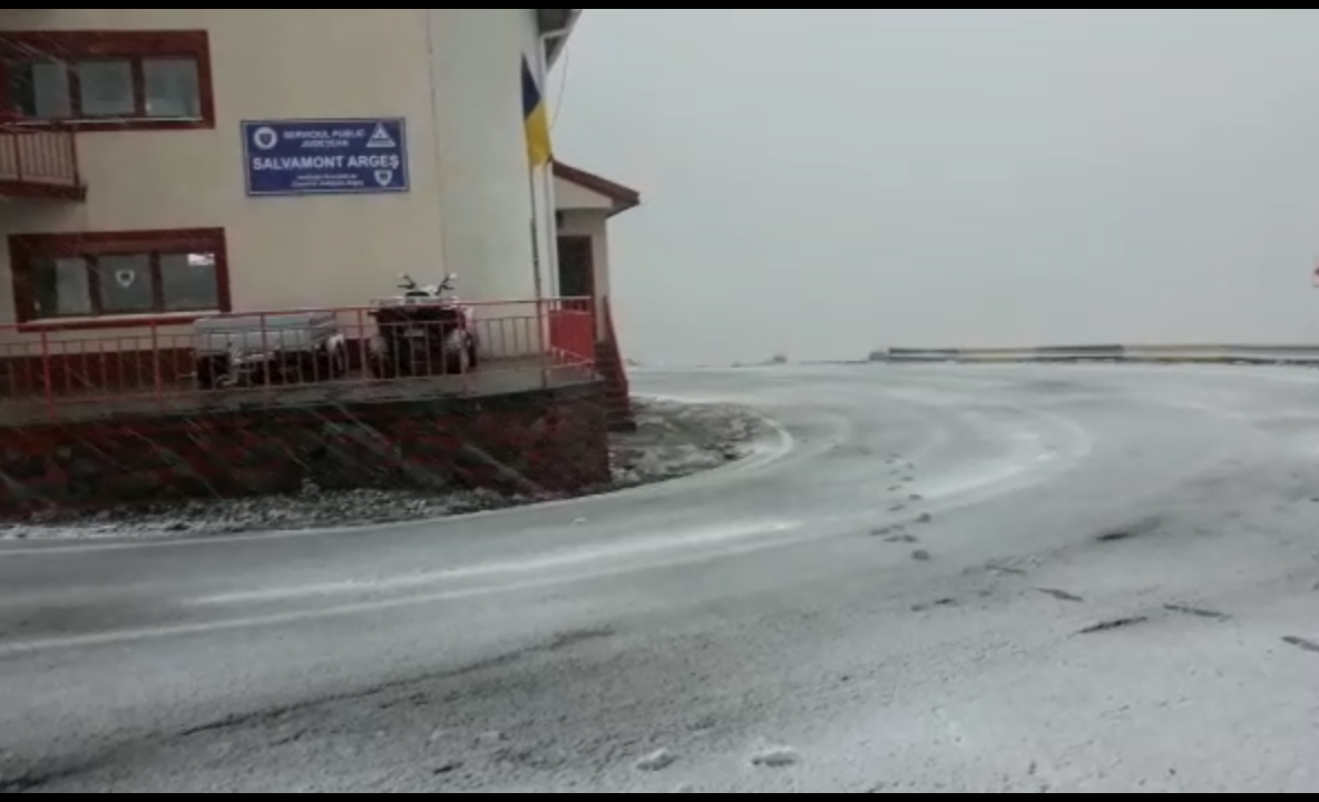 VIDEO-Ninge pe Transfăgărășan! Zăpada a început să se depună