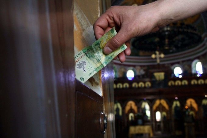 A furat din cutia milei! Hoţul a prădat două biserici din Piteşti