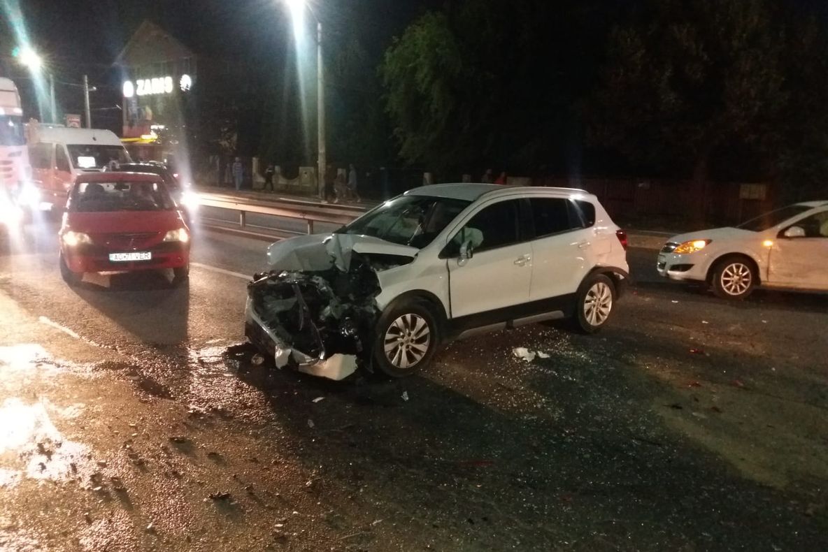 Accident cu doi răniți, la Mărăcineni! Trei mașini au fost implicate