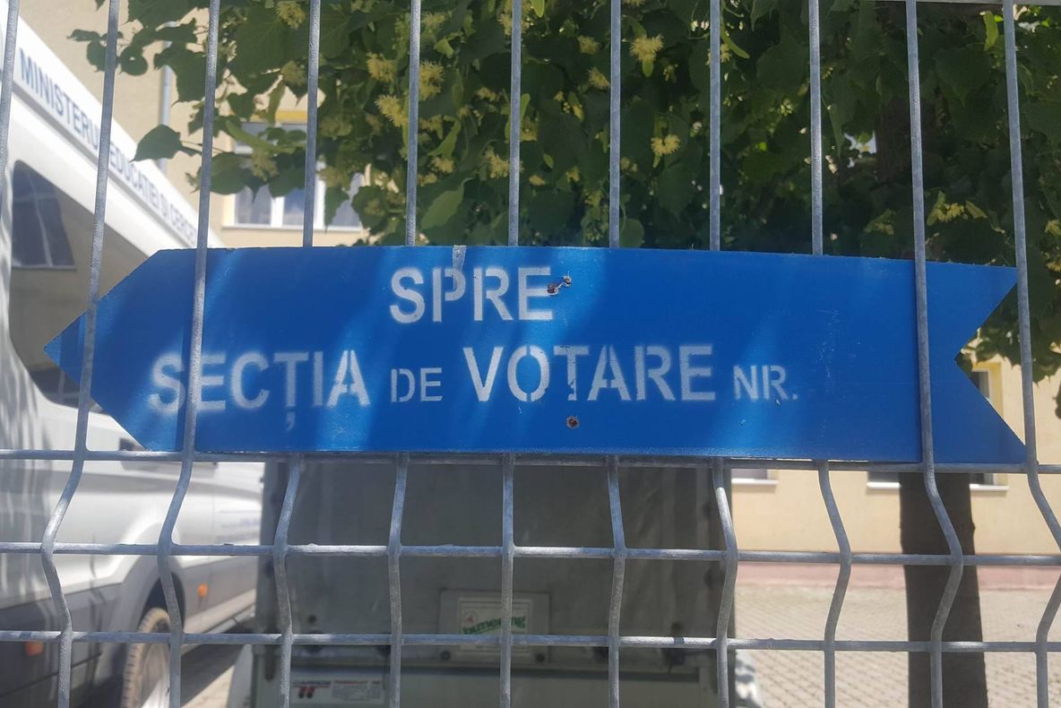 Amendați lângă o secție de votare, la Pitești! Tinerii consumau alcool