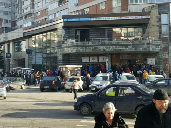 Update -"Fabrica de permise" a fost  redeschisă la Piteşti de o femeie!