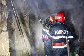 Incendiu la trei imobile în comuna Bogați. Doi bătrâni au rămas fără case.