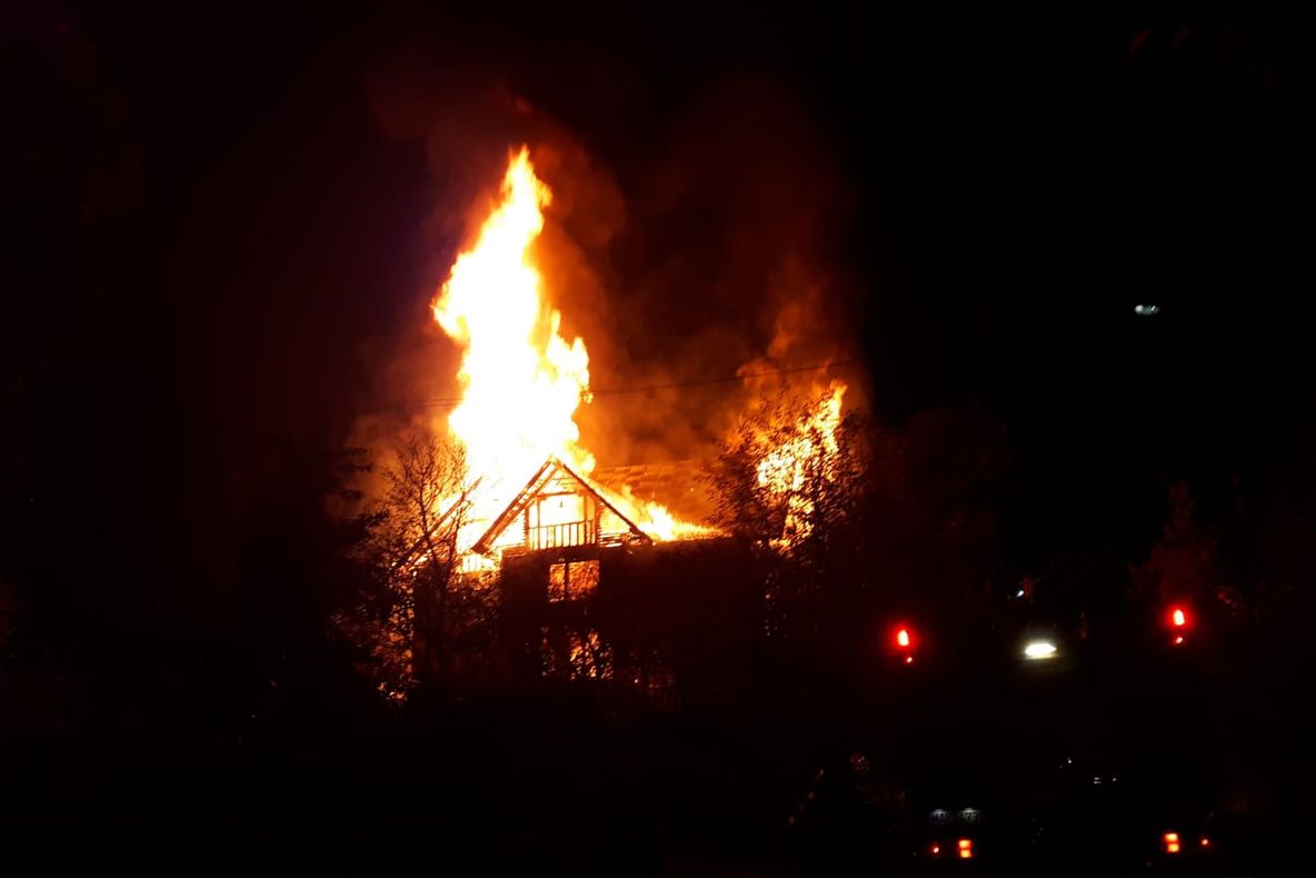 UPDATE-Video-Vila distrusă de foc la Băiculești! Casa a ars ca o torță