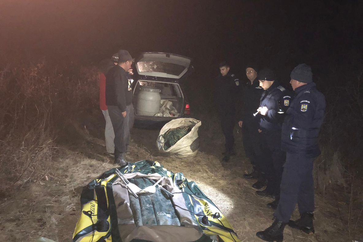 Braconieri piscicoli, prinși la Izvoru. O barcă și mai multe plase de pescuit au fost confiscate