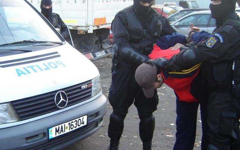 A spart maşina primarului! Hoţul are zeci de furturi comise