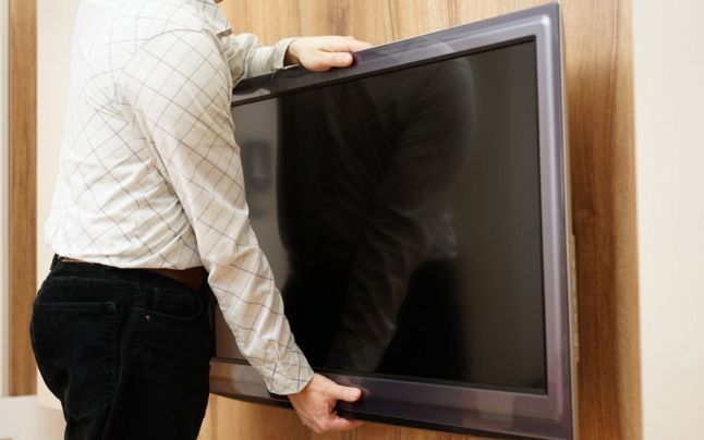 Hoţ prins cu televizorul furat în braţe! A ajuns în arest