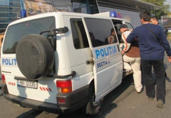 Hoţ prins în flagrant de poliţişti! Fura o roabă dintr-o curte