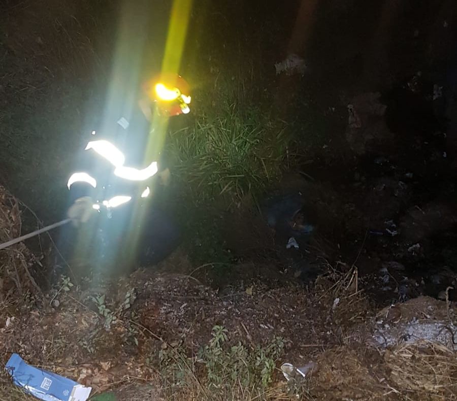 Scos viu dintr-un canal de 4 metri, în care căzuse! Era beat criţă