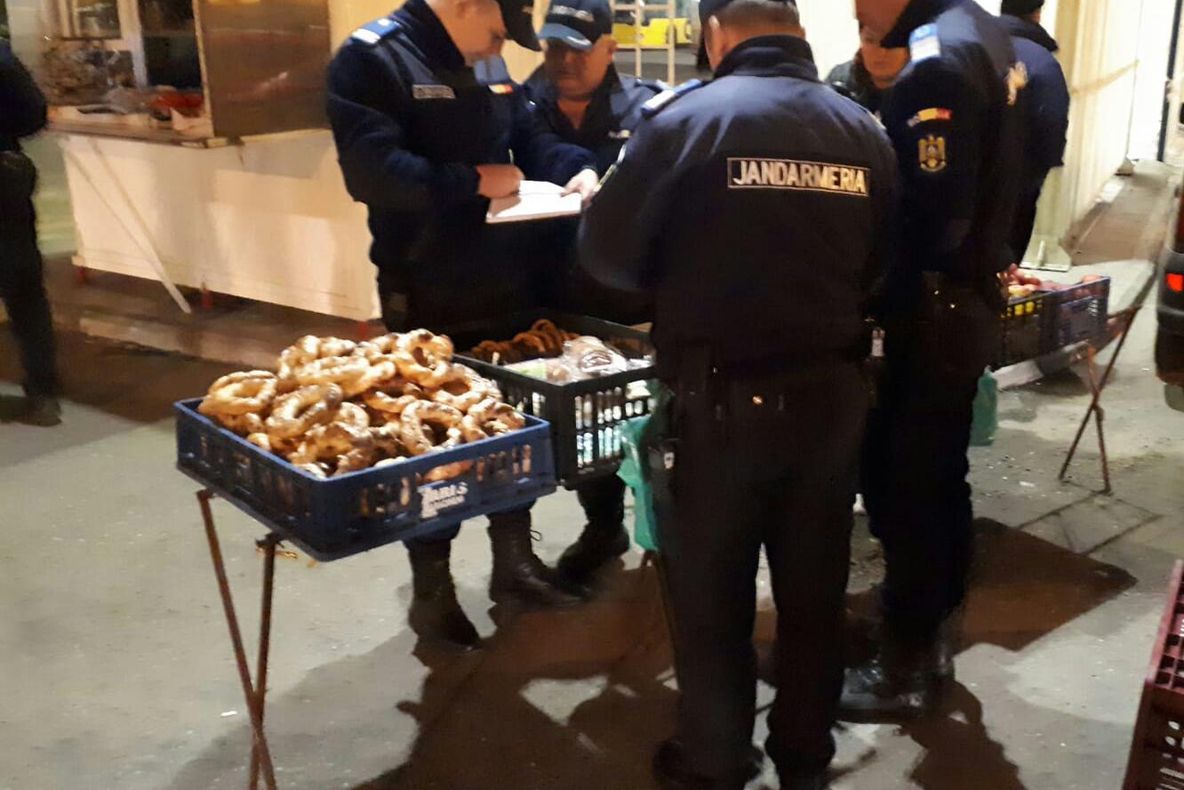 Video! Produse de panificaţie şi patiserie, confiscate la poarta Uzinei Dacia. Amenzi de 5.000 lei