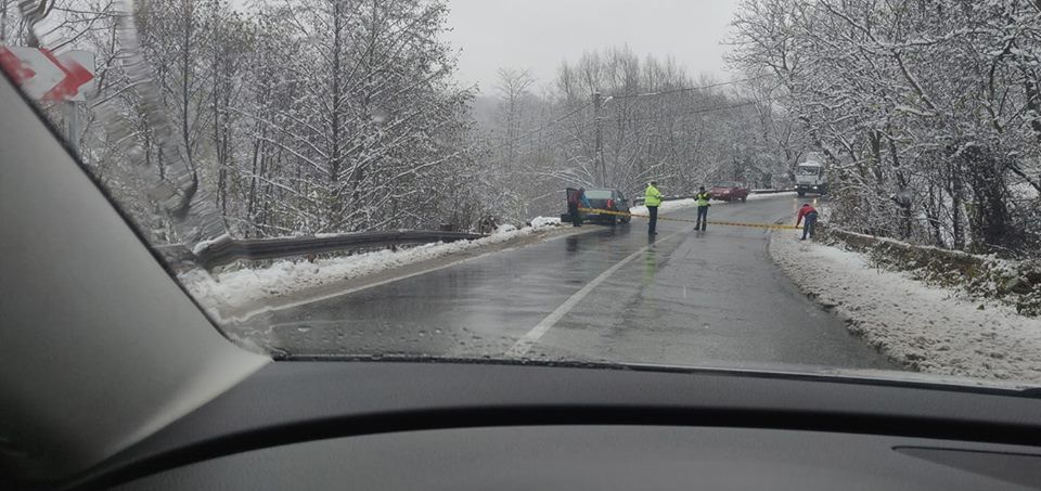 Prima ninsoare, la pachet cu primele probleme! A căzut în râpă cu mașina!
