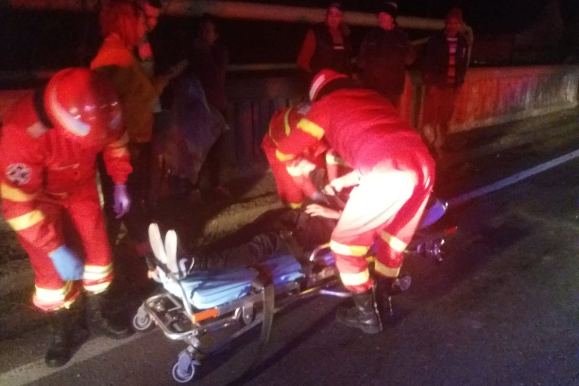 Nu a adaptat viteza și s-a oprit cu mașina într-un cap de pod