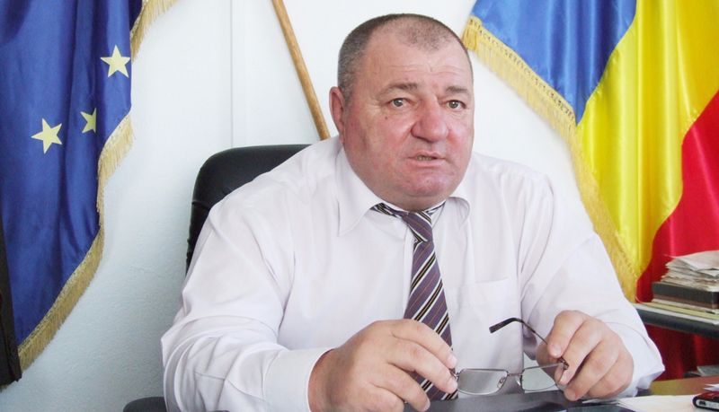 Primarul de la Moșoaia, suspendat din funcție de către prefect