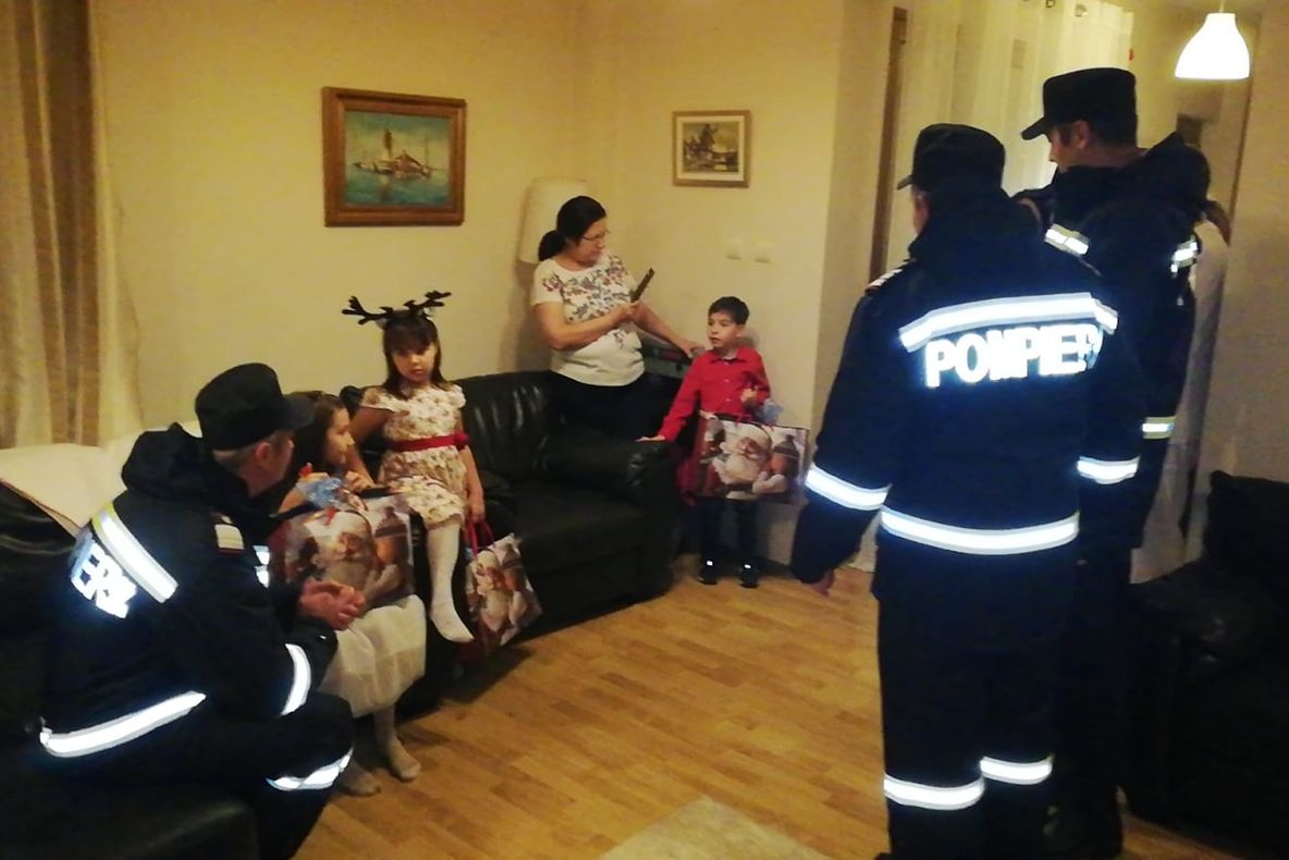 În ajun de Moș Nicolae, copiii au primit vizita neașteptată a pompierilor