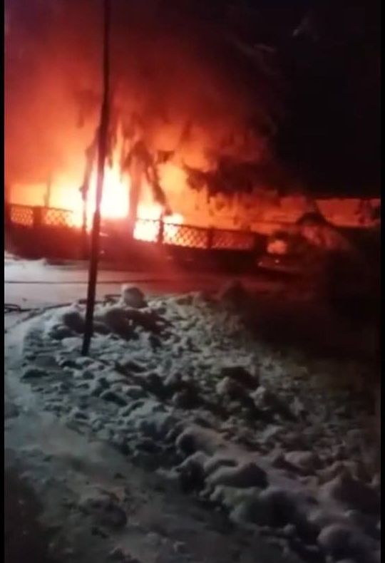 VIDEO-O ambulanță a explodat la Costești! Autospeciala a fost distrusă complet