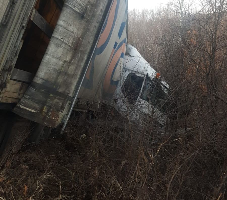 Nu a adaptat viteza la condițiile de drum și a ajuns cu tirul în șanț