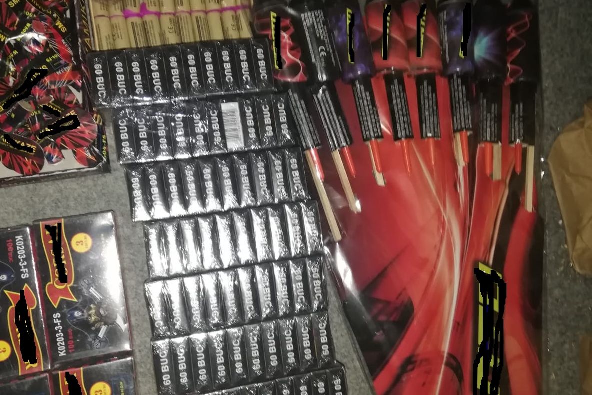 Jandarmii argeșeni în acțiune! Articole pirotehnice ascunse lângă o toaletă publică în târgul din Domnești