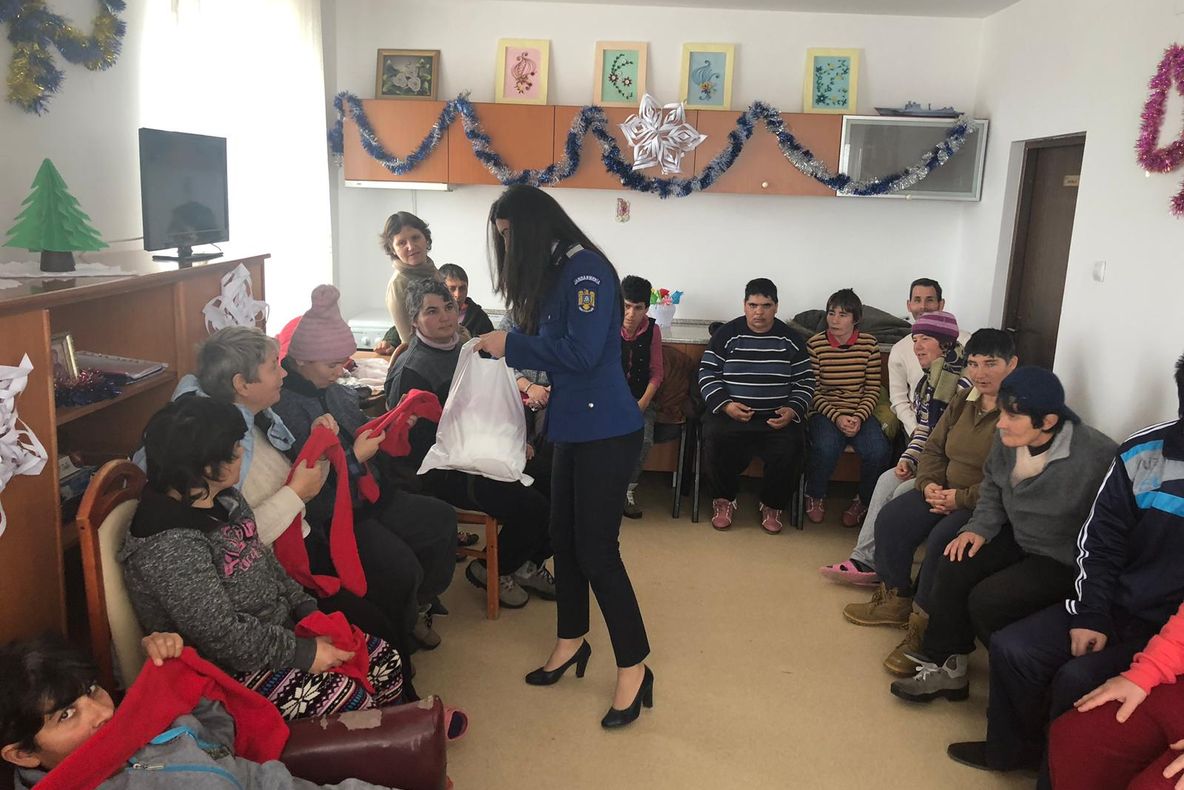 Jandarmii argeșeni au devenit mesagerii lui Moș Crăciun