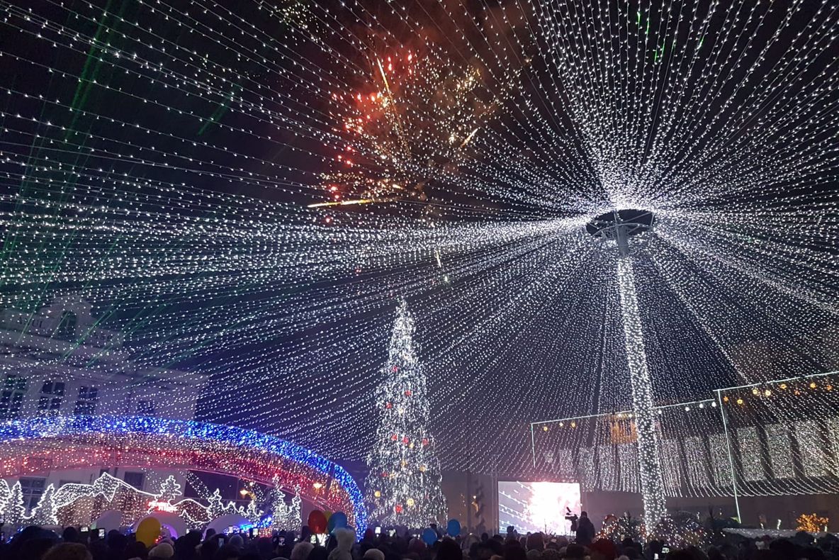 Mii de oameni, prezenți la aprinderea luminițelor de Crăciun la Pitești