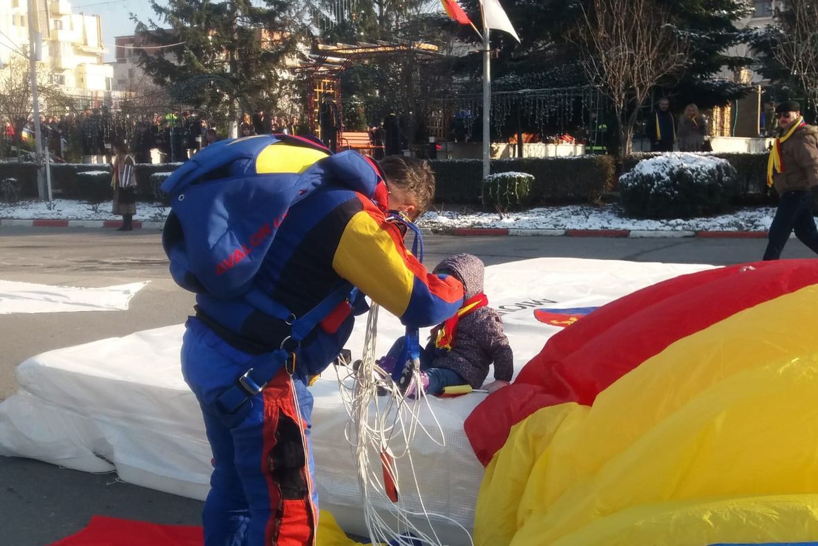 Moment emoționant la parada de la Mioveni! Un parașutist, așteptat la aterizare de fetița sa de trei ani