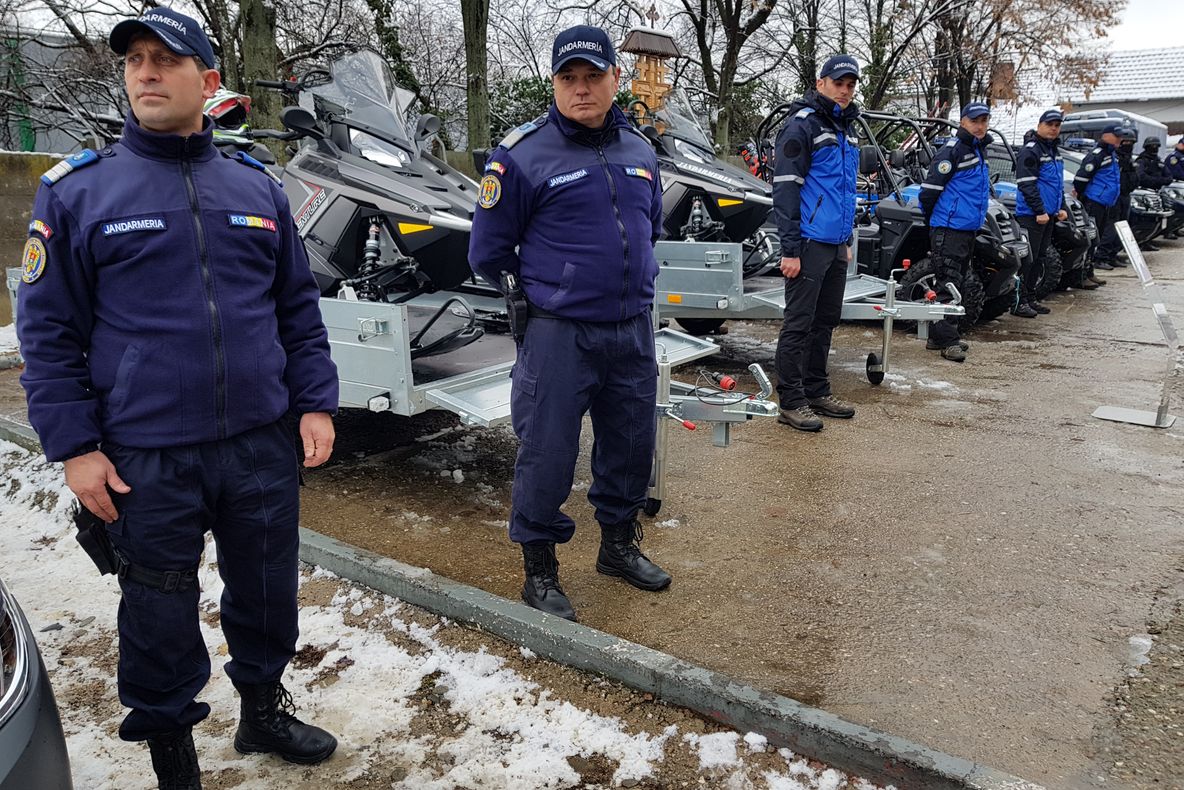 Noi achiziţii pentru jandarmii argeşeni! Maşini de teren şi snowmobile