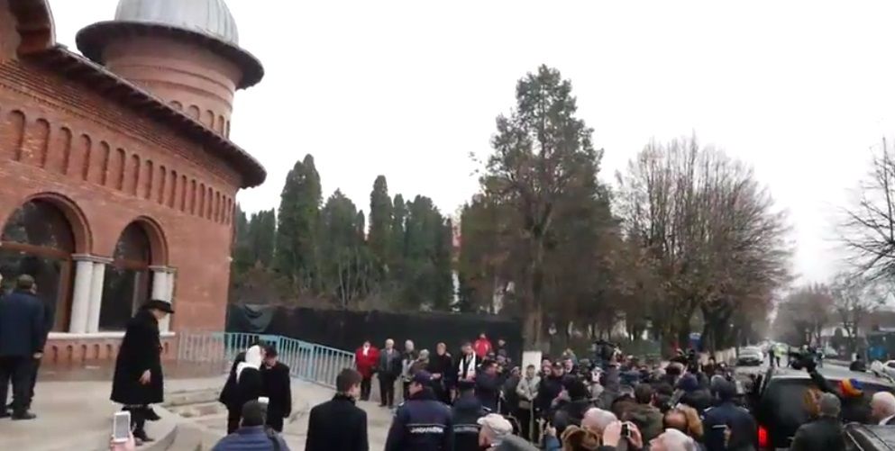 Zeci de oameni la parastasul de un an de la moartea Regelui Mihai, la Curtea de Argeș