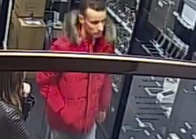 Prins în timp ce amaneta telefoanele furate de la o altă casă de amanet!