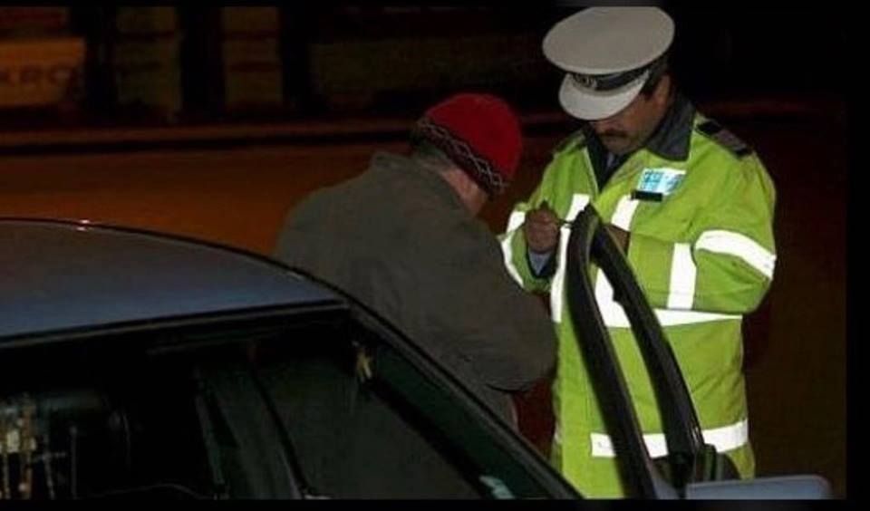 Oprit la timp de poliţişti! Conducea o maşină deşi nu ar fi trebuit
