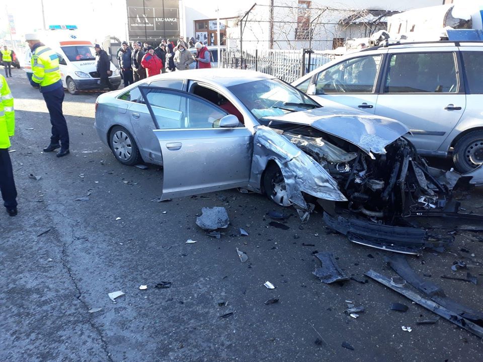Accident cu 4 maşini la Curtea de Argeş! Un şofer încarcerat