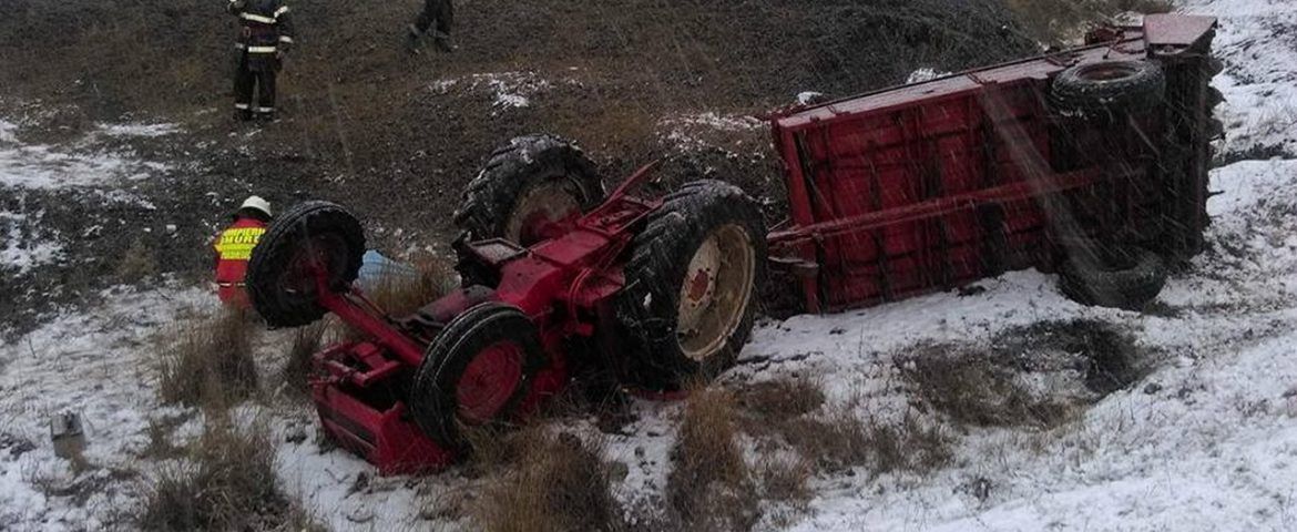 A murit strivit după ce s-a răsturnat tractorul peste el