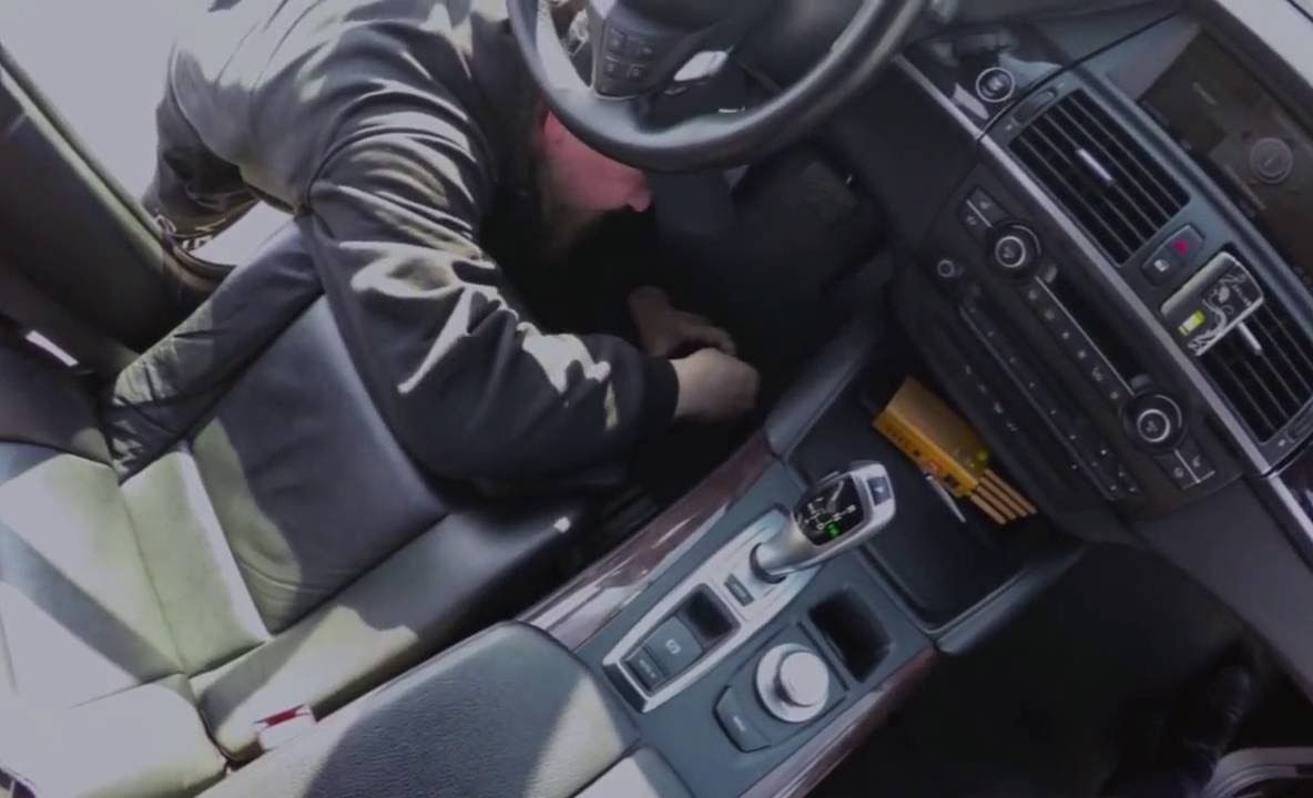 Hoţ prins în flagrant când încerca să fure dintr-o maşină