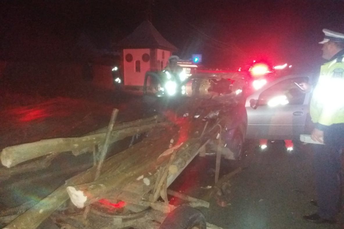 Șofer încarcerat la Călinești! Un lemn a străpuns parbrizul și l-a rănit
