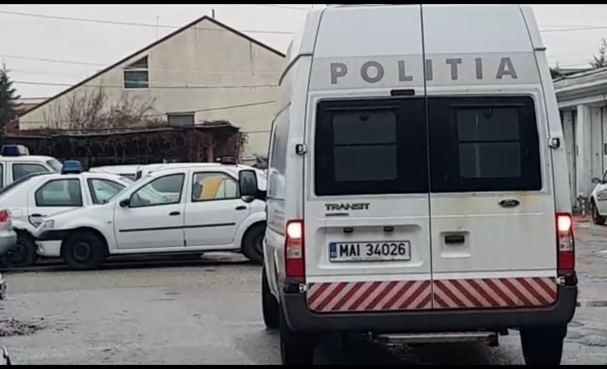 Trei bătăuşi reţinuţi! L-au lovit că i-a făcut proşti!