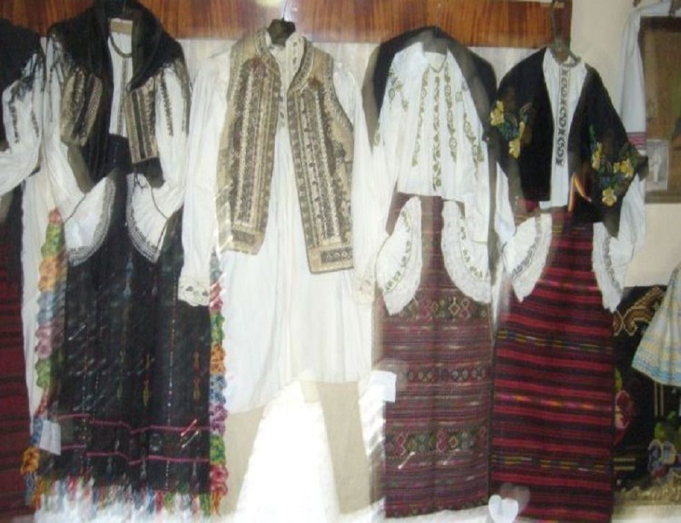 A furat costume populare de la un vecin! Vindea piesa cu 50 de lei