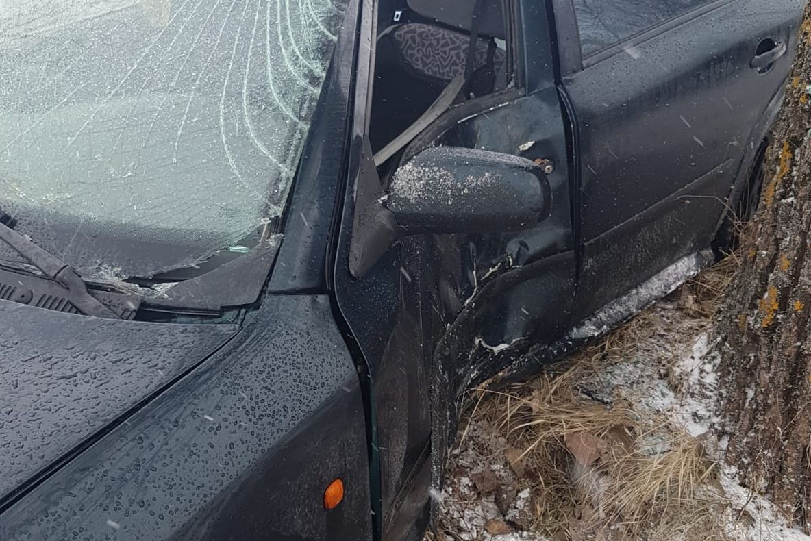 Accident în comuna Lunca Corbului! A intrat cu mașina într-un copac