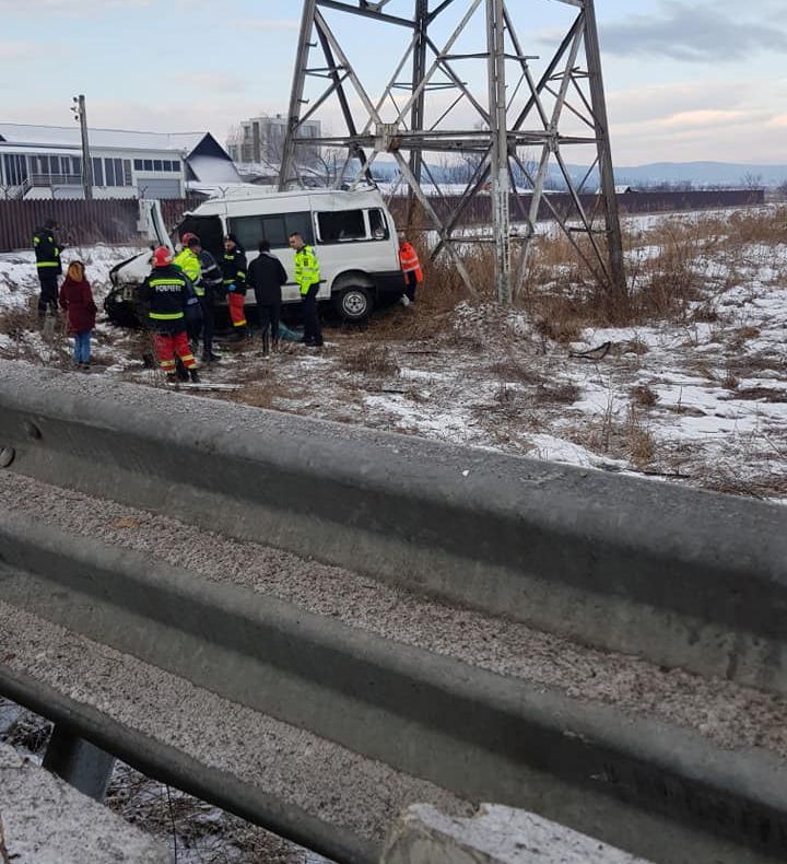 VIDEO-Accident cu microbuz la Bascov. 7 persoane rănite, o femeie încarcerată