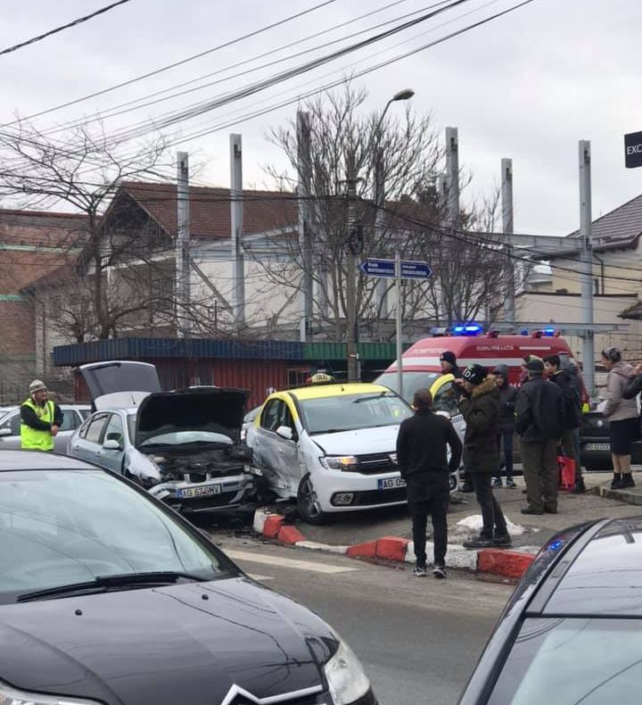 Accident pe strada Victoriei, din Pitești! Un taxi implicat