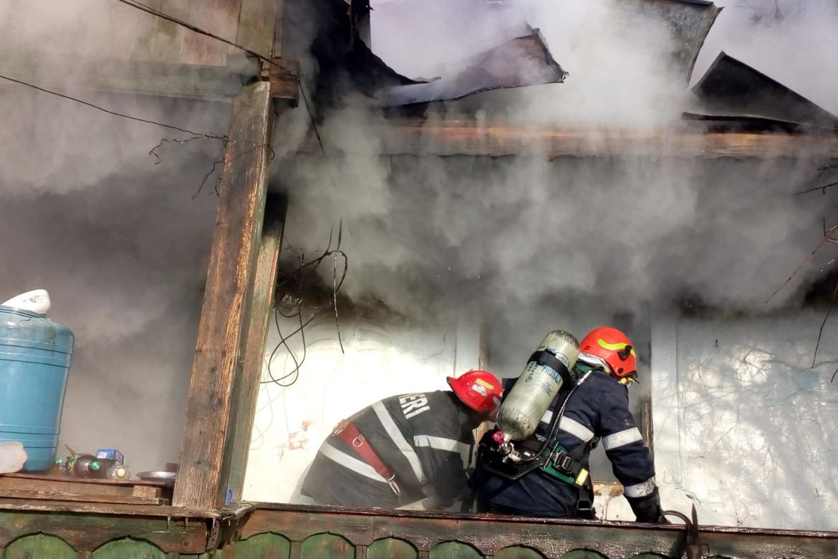 Video! Incendiu la o casă în Buzoești! Un bărbat a fost găsit carbonizat