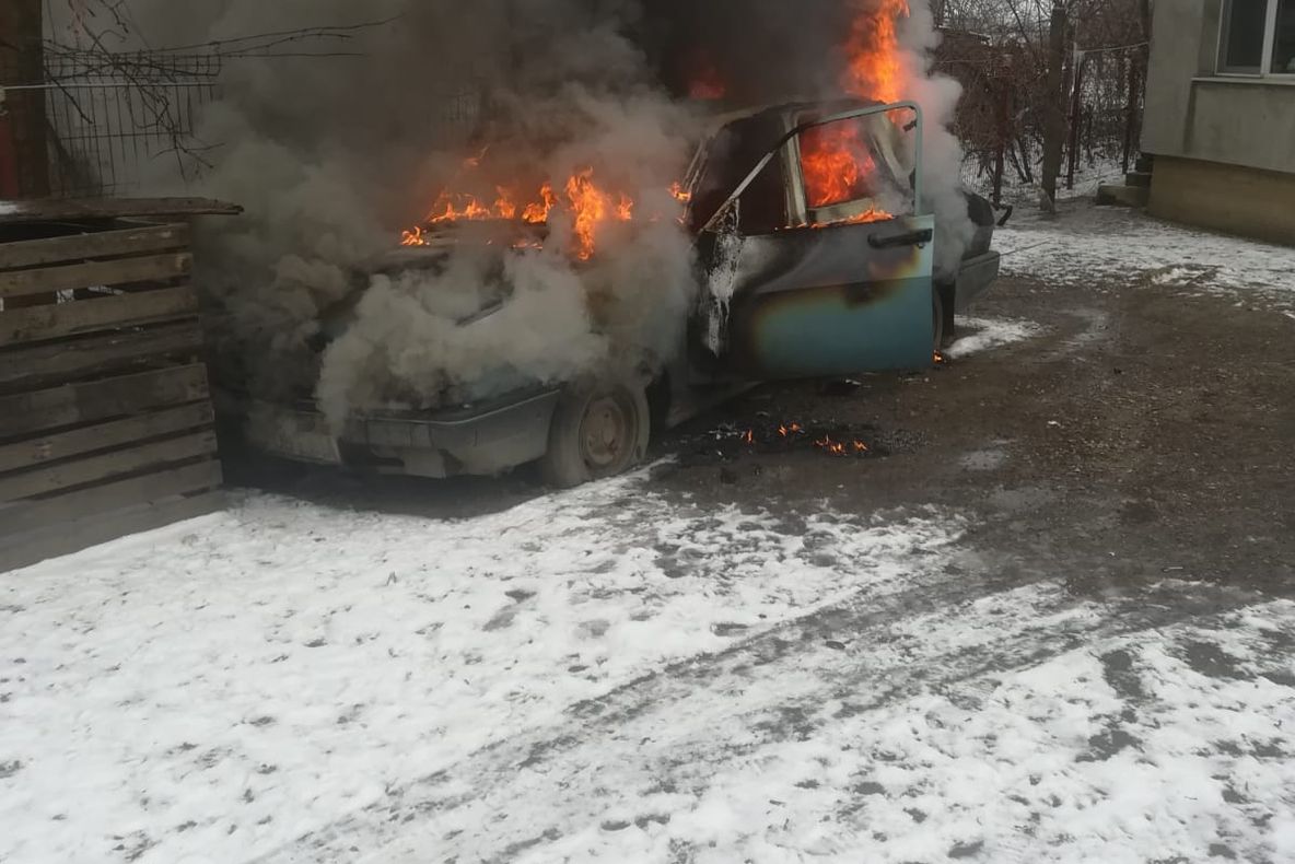 Incendiu la Topoloveni! Un autoturism a fost cuprins de flăcări