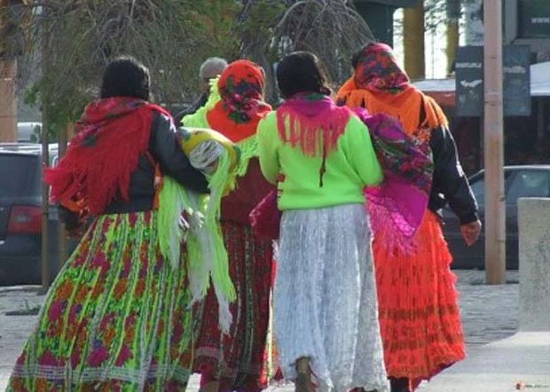 Ţigăncile au dat atacul în parcarea supermarketului!