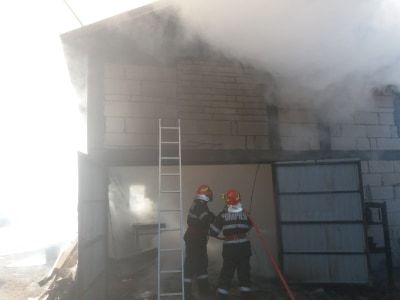 Incendiu la Leordeni! A luat foc un garaj din cauza coşului de fum