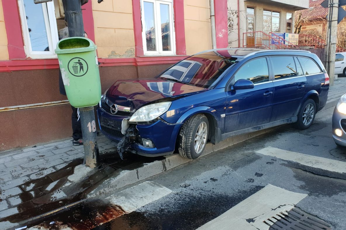 Accident! S-a speriat și a intrat cu mașina în stâlpul unui semafor